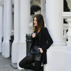 Jak nosić czarne skórzane spodenki? Modne stylizacje na każdą okazję