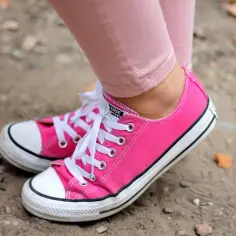 Różowe conversy stylizacje - jak stworzyć modne i unikalne outfity