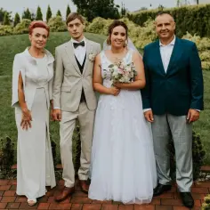 Stylizacje dla mamy pana młodego: jak uniknąć modowych błędów na wesele