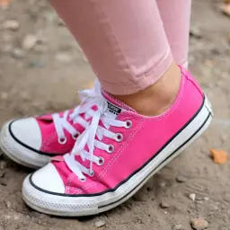 Różowe conversy stylizacje - jak stworzyć modne i unikalne outfity
