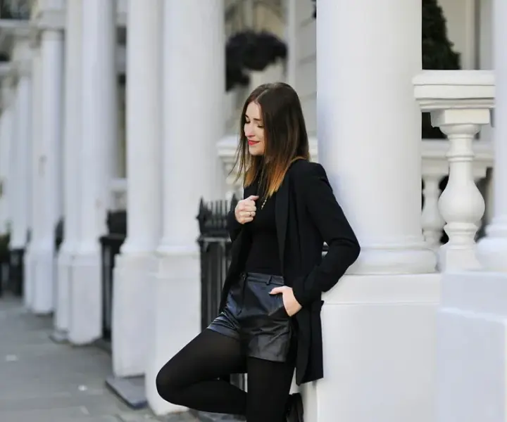 Jak nosić czarne skórzane spodenki? Modne stylizacje na każdą okazję