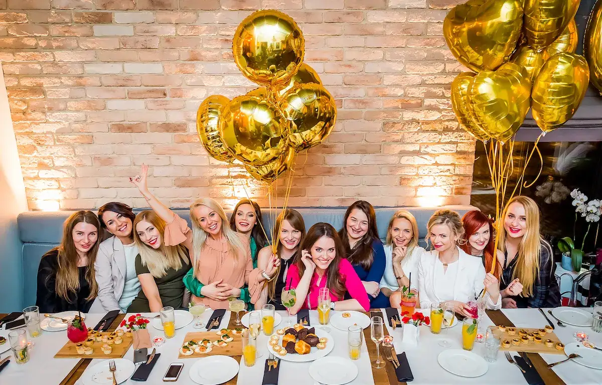 Zdjęcie Stylizacja na 40 urodziny: eleganckie i komfortowe pomysły na outfit