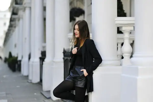 Jak nosić czarne skórzane spodenki? Modne stylizacje na każdą okazję