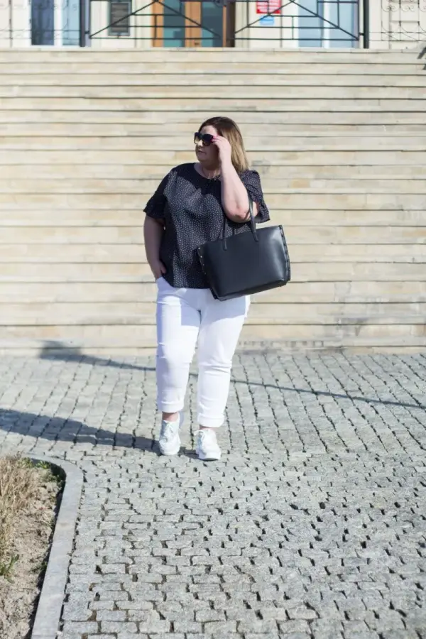 Białe spodnie plus size: modne stylizacje, które pasują do każdej sylwetki